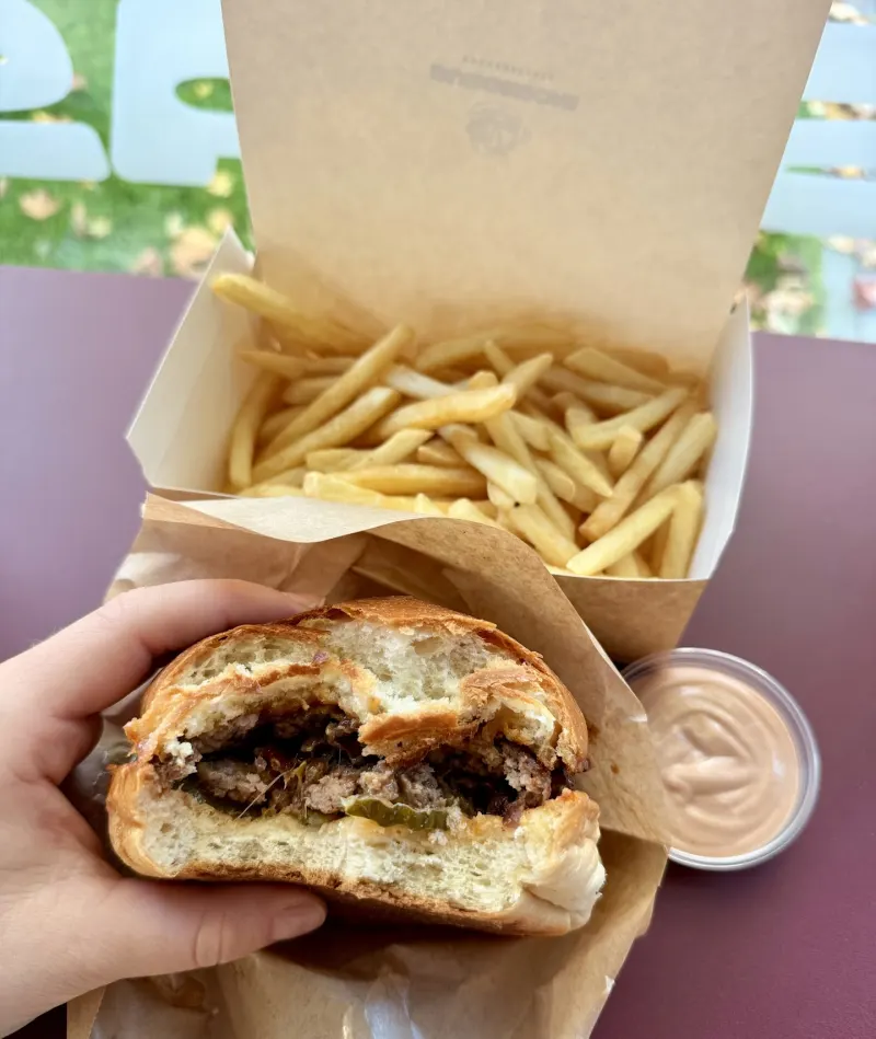 Smash BBQ i frytki w pudełku Burgeroni